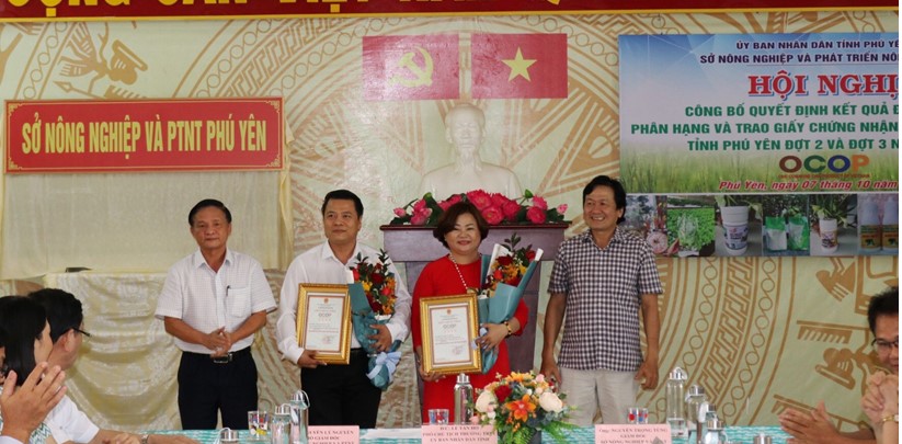 Đồng chí Lê Tấn Hổ - Phó Chủ tịch Thường trực UBND tỉnh trao giấy chứng nhận cho các chủ thể có sản phẩm được công nhận OCOP hạng 4 sao